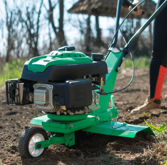 huerto con motoazadas de gasolina