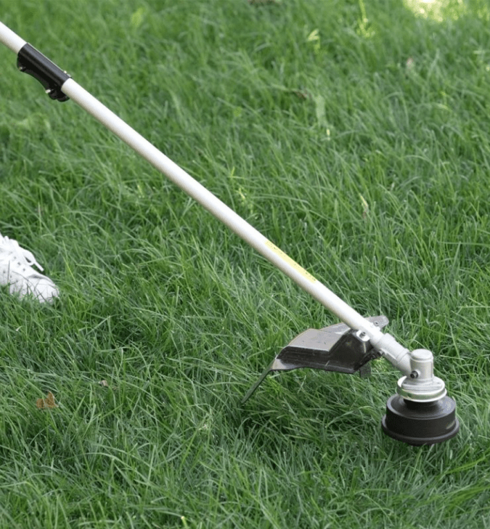 proyectos de mejora del jardín utilizando una desbrozadora